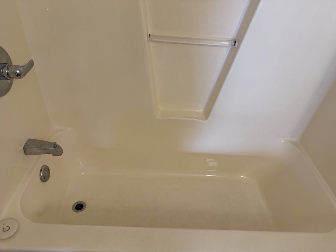 The same bathtub after cleaning, bright and clean